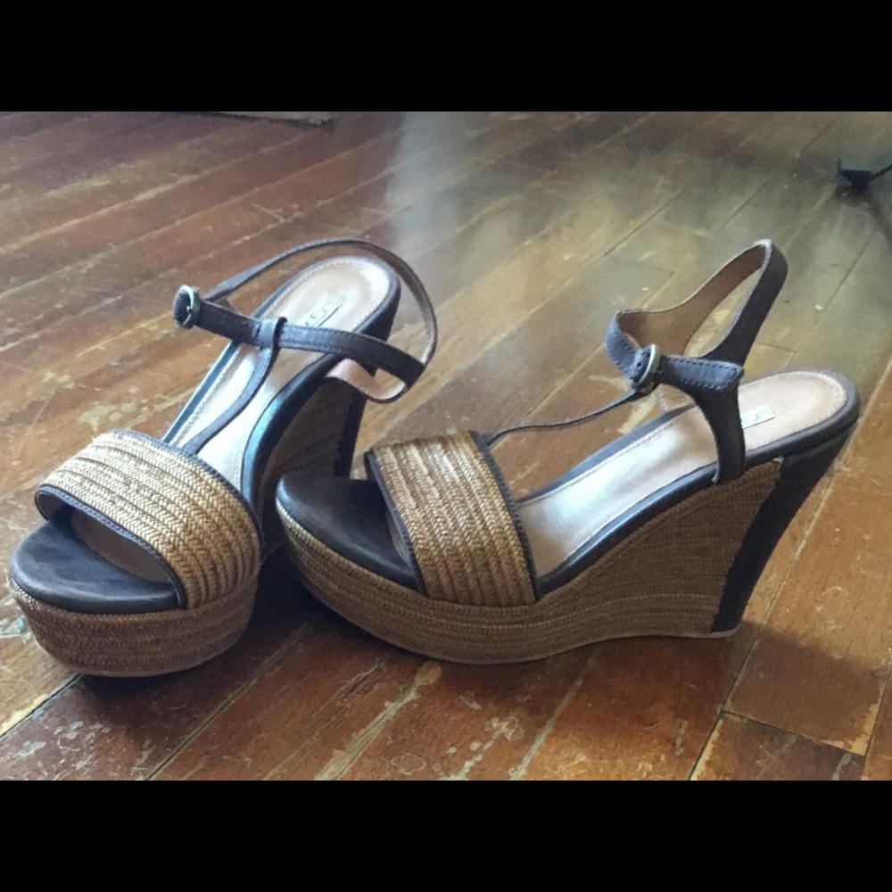 UGG SZ 7.5 T STRAP WEDGE SANDALS RATTAN & SUEDE